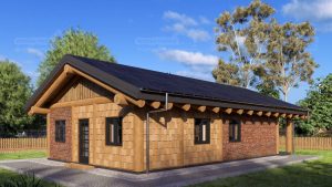 Post & Beam Blockhaus Modell Lausitz in traditioneller Post-and-Beam-Bauweise, Vorderansicht mit markantem Dachüberstand, Fassadenmix aus Holzschindeln und rotem Klinker, sichtbare große Rundholzbalken, dunkle Fensterrahmen, auf gepflegtem Grundstück mit Pflasterfläche, grüner Garten und Bäume im Hintergrund, ländliche Region.